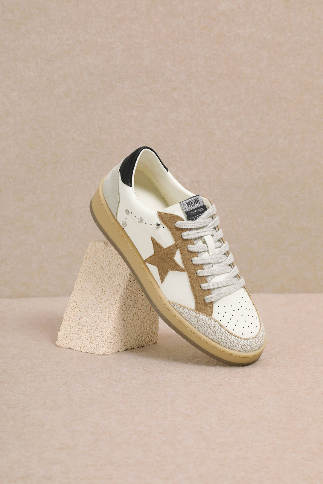 AVERY SNEAKERS: WHITE W/ KHAKI STAR