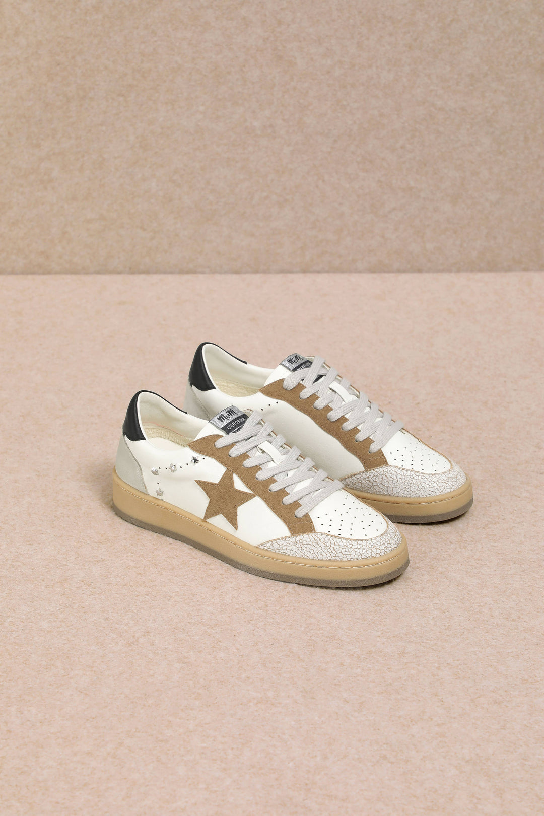 AVERY SNEAKERS: WHITE W/ KHAKI STAR