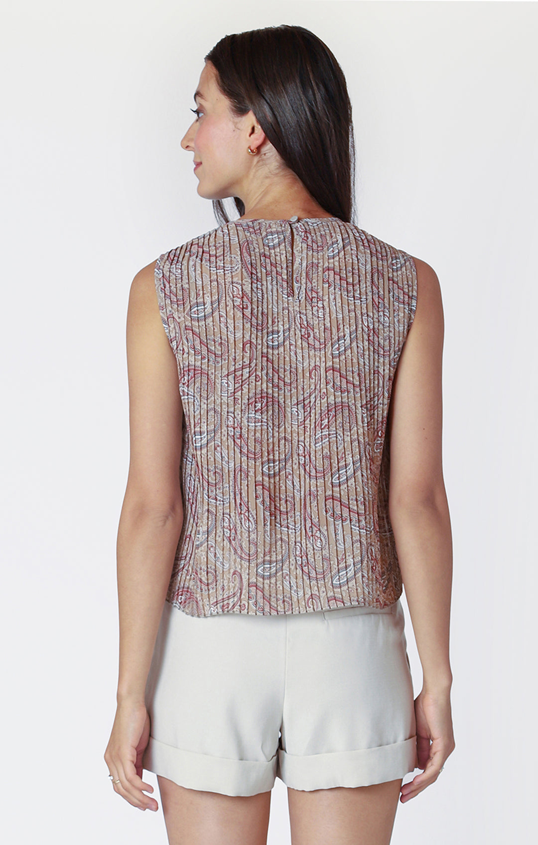 SLEEVELESS PAISLEY PLEATED TOP - NEUTRAL MULTI