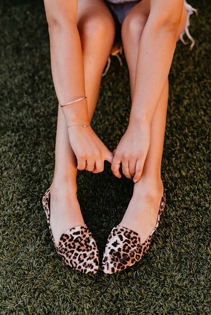 ROLLASOLE POINTED TOE FLATS - TAN LEOPARD