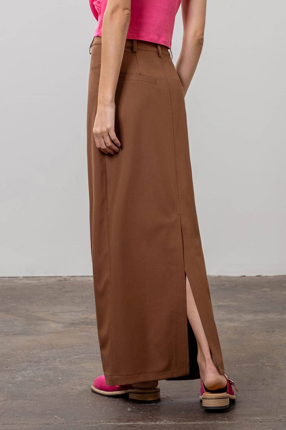 PANNELED BACK SLIT MAXI SKIRT - BROWN