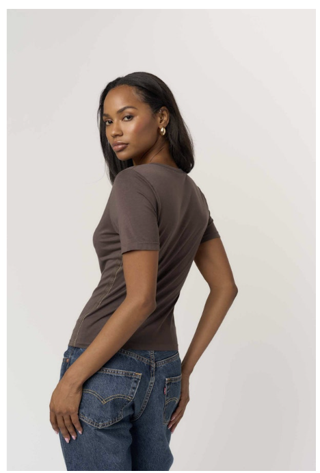 IT GIRL V-NECK TEE - LEAD