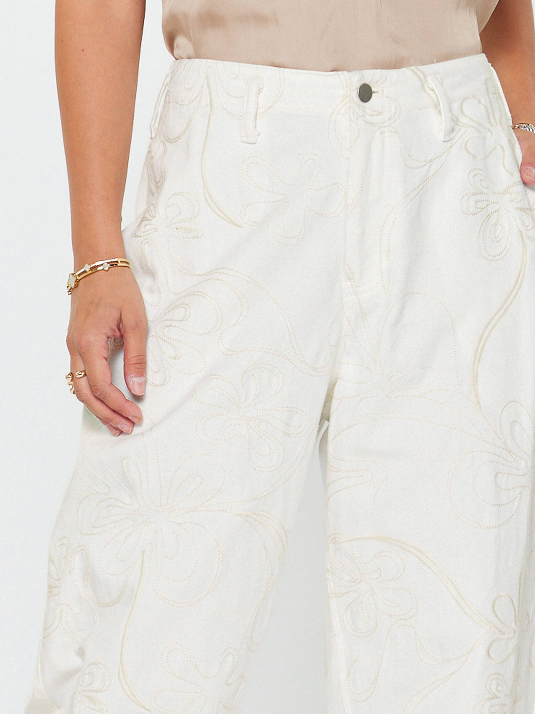 FLORAL EMBROIDERED BARREL JEANS - WHITE