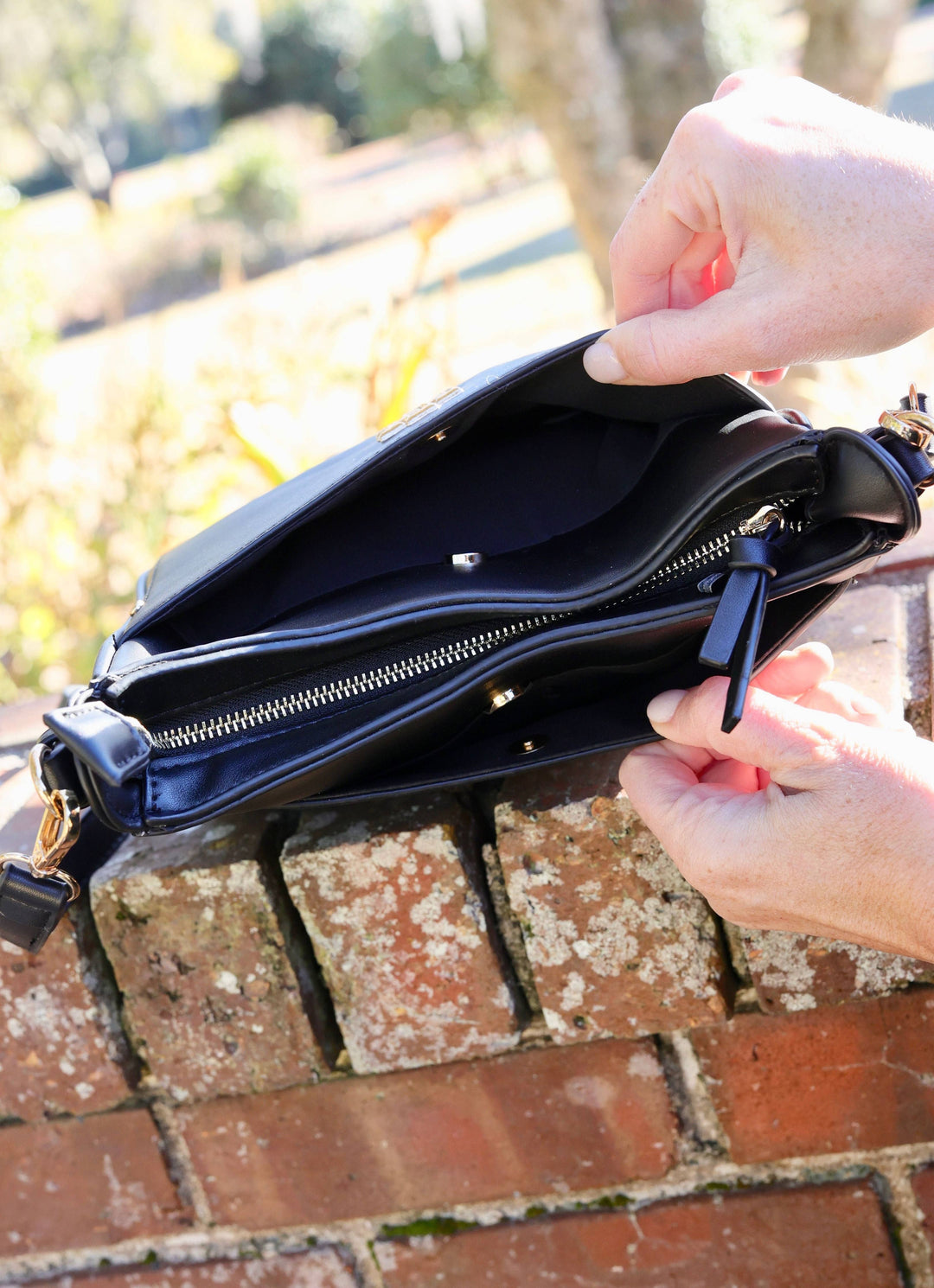 BETHANY CROSSBODY BAG - BLACK